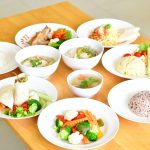 ごはん・汁物・野菜のおかずが並んだバランスの良い和定食