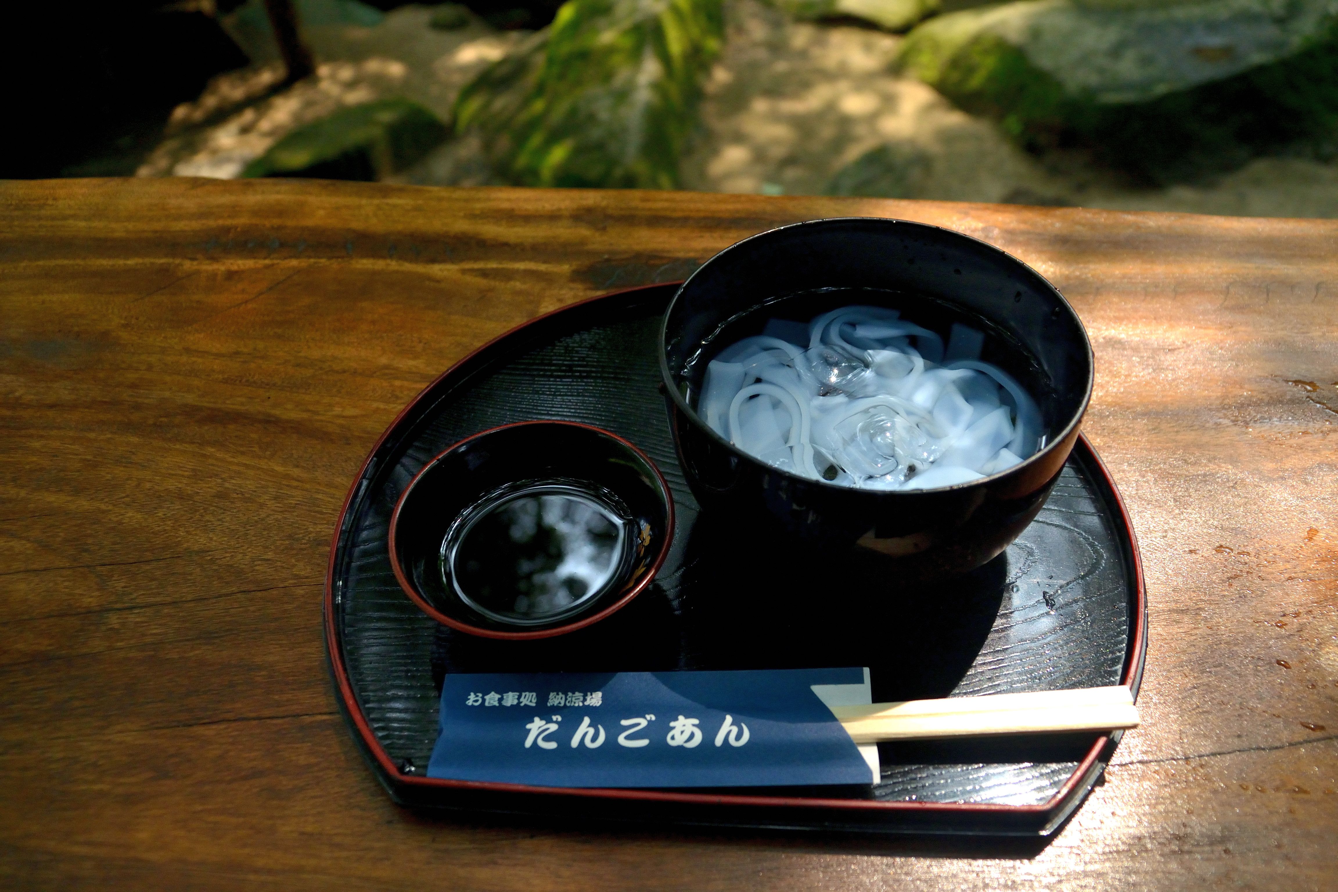 和の器に盛られた冷たい麺（そうめん）。夏の食欲低下で冷たい麺類中心になりがちな食事のイメージ