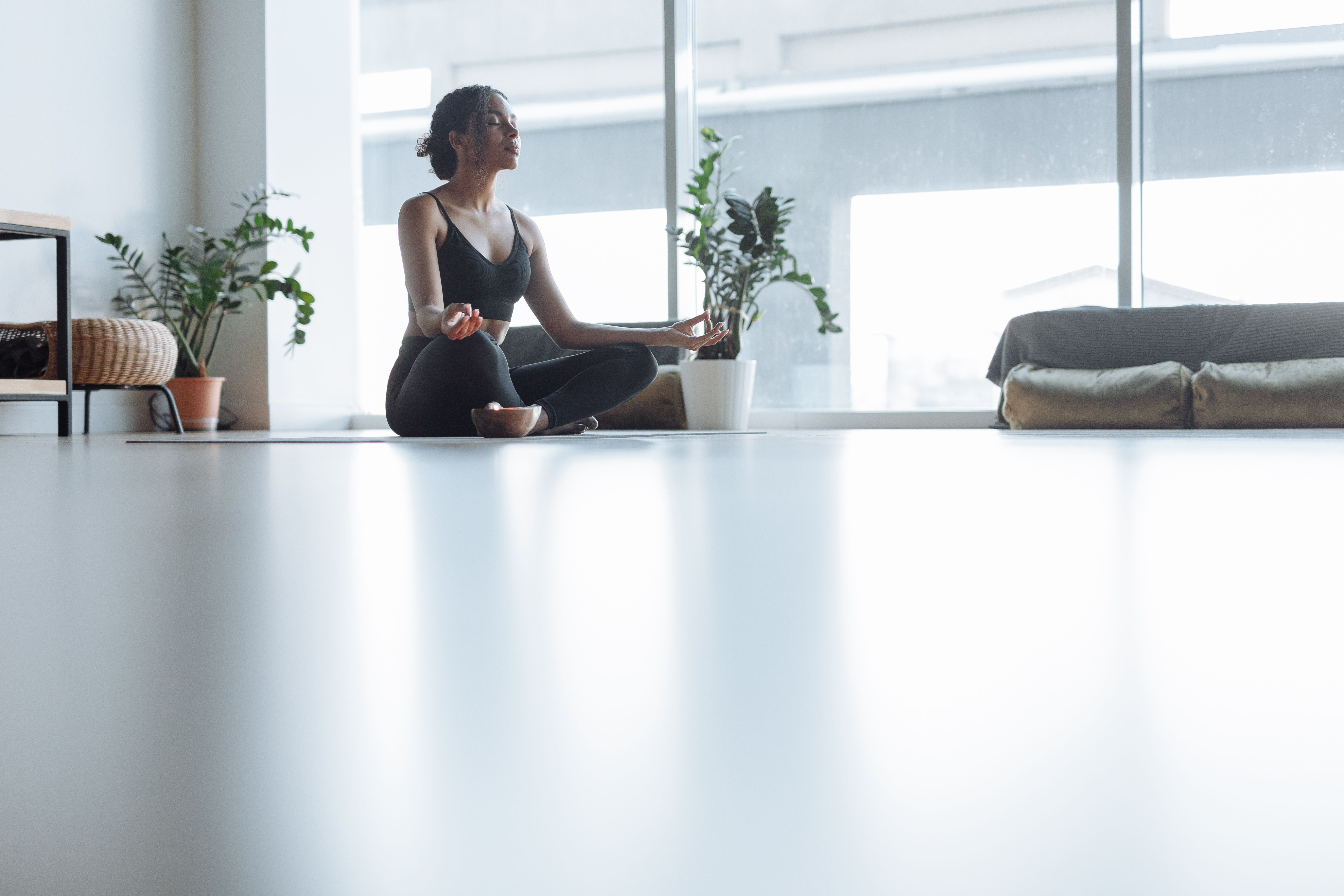 明るい部屋で呼吸を整えてリラックスする女性