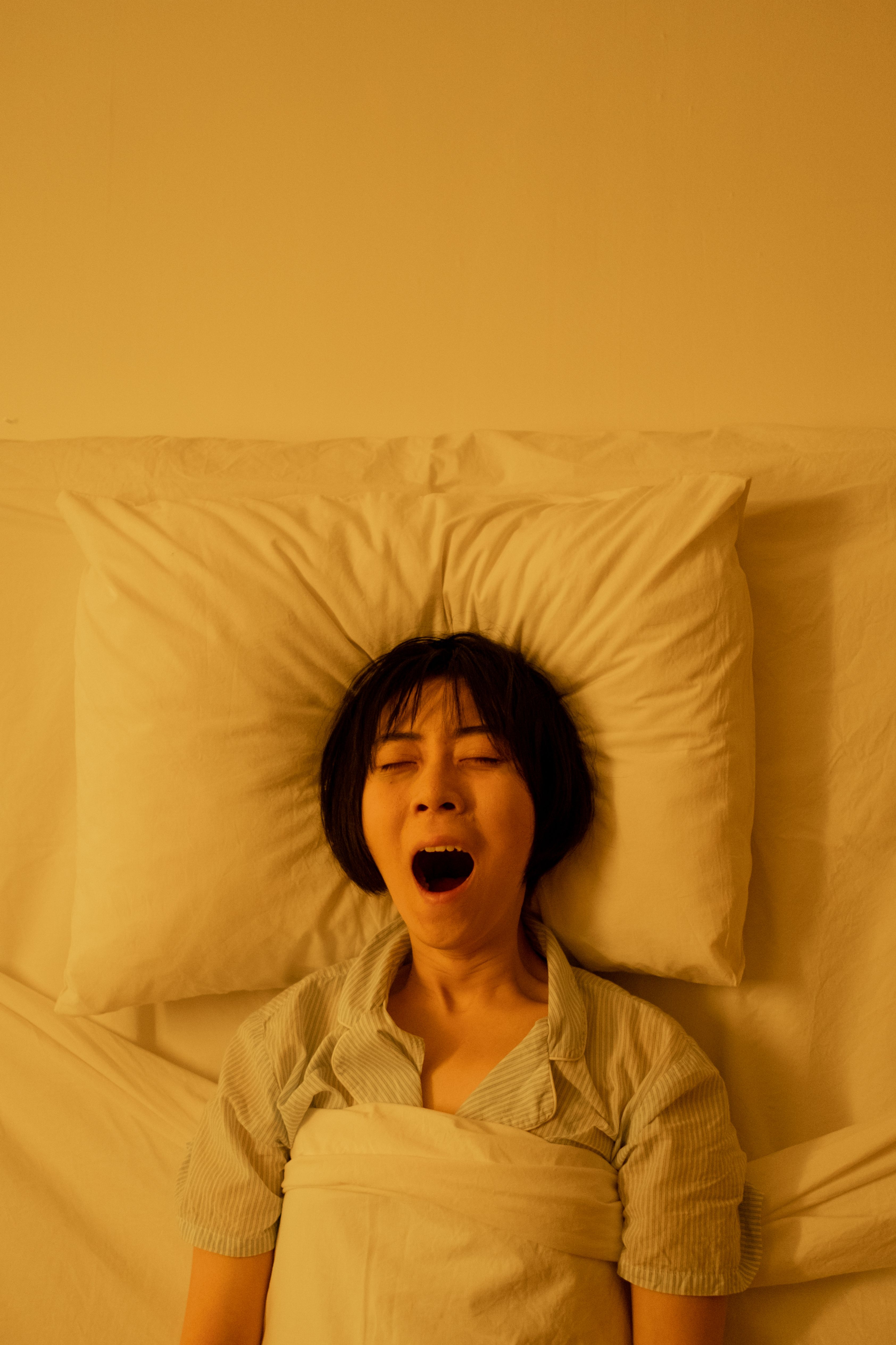 朝ベッドであくびをする女性|睡眠の質と体の関係