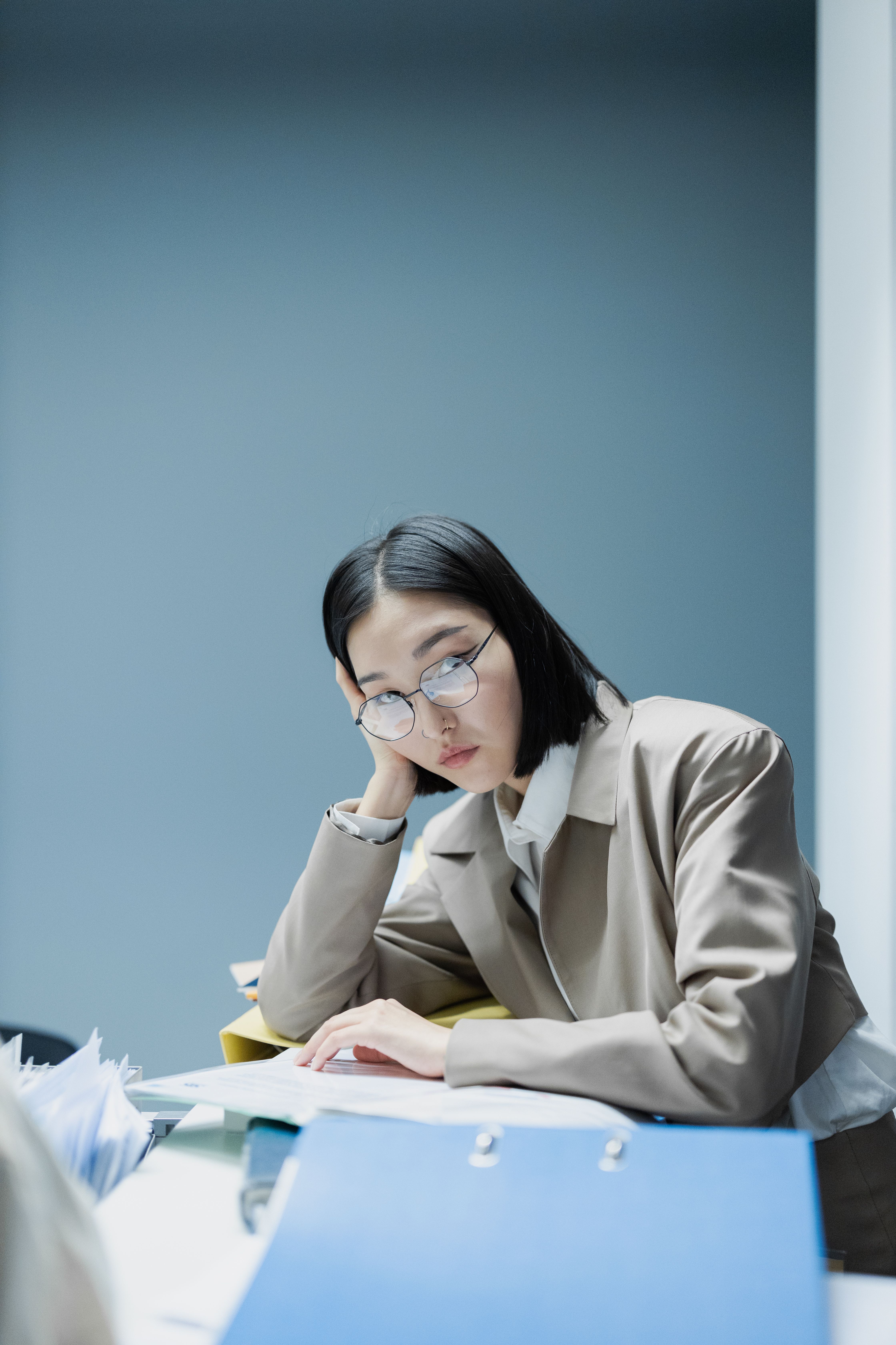 デスクに座り続けて大腿四頭筋が硬いまま過ごす40代女性