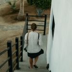 階段をゆっくり下りる女性の後ろ姿