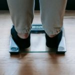 体重計に乗って体重を測る様子