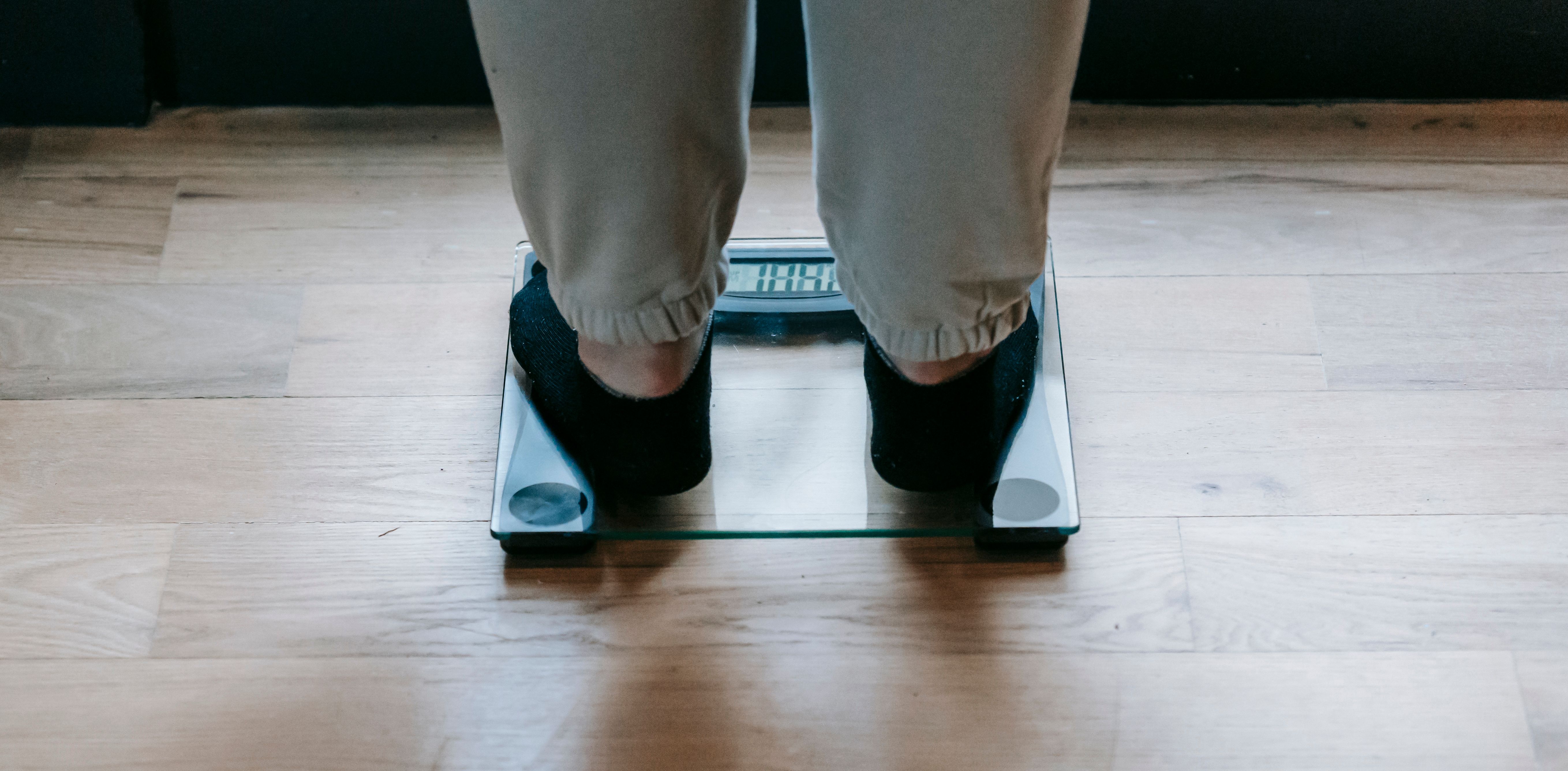 体重計に乗って体重を測る様子