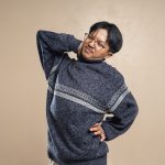 首の後ろを押さえて姿勢を気にしている様子