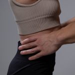 腰に手を当てて骨盤まわりの状態を確かめている様子