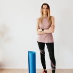 マットを持って立つ女性